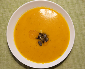 Kürbissuppe mit Leinöl und Kürbiskernen