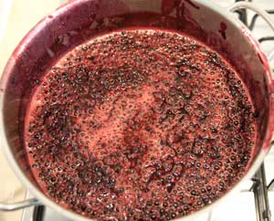 Aufgekochte Holunderbeeren