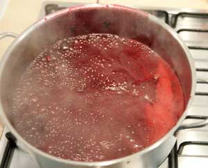 Saft und Fruchtbrei sprudelnd aufkochen.