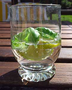 Basilikum-Limetten-Wasser erfrischt.