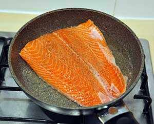 Wildlachs wird durchgebraten