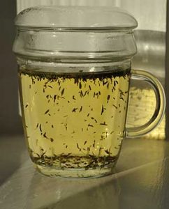 Ein Teelöffel Thymian mit Wasser überbrüht.