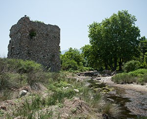 Bach versandet am Strand, Fonias-Turm