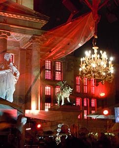 Blick aufs Konzerthaus mit Zeltspiegellungen