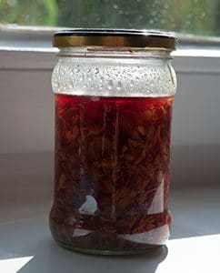 Marmeladenglas mit Blüten und Öl
