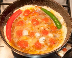 Eine Pfanne mit Tomaten-Eiern mit Sesamöl