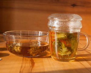 Hilfe mit Kräutertees und Inhalationen