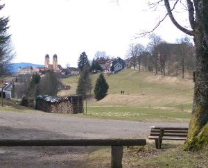 Barockkirche St. Märgen im Hintergrund