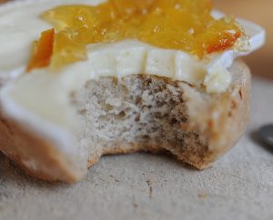 Gewürz-Brötchen mit Cambembert und Orangenmarmelade