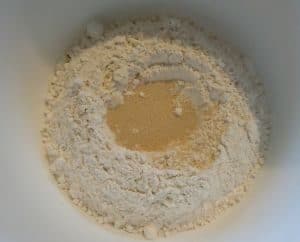Mehl mit der Trockenhefe