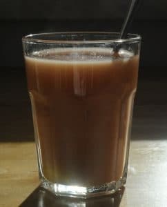 Yogi-Tee mit Milch