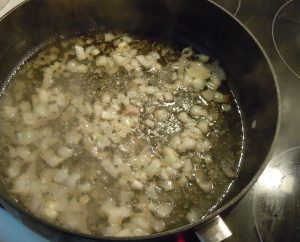 Zwiebeln glasig anbraten