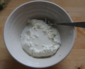 Quark mit gehackten Zwiebeln und Knoblauch